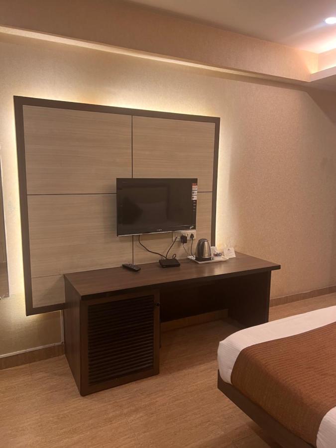 Hotel Sb Castle Kanpur Zewnętrze zdjęcie