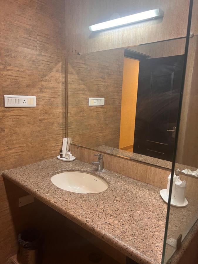 Hotel Sb Castle Kanpur Zewnętrze zdjęcie