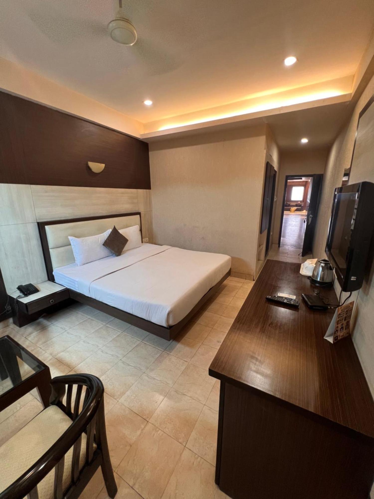 Hotel Sb Castle Kanpur Zewnętrze zdjęcie