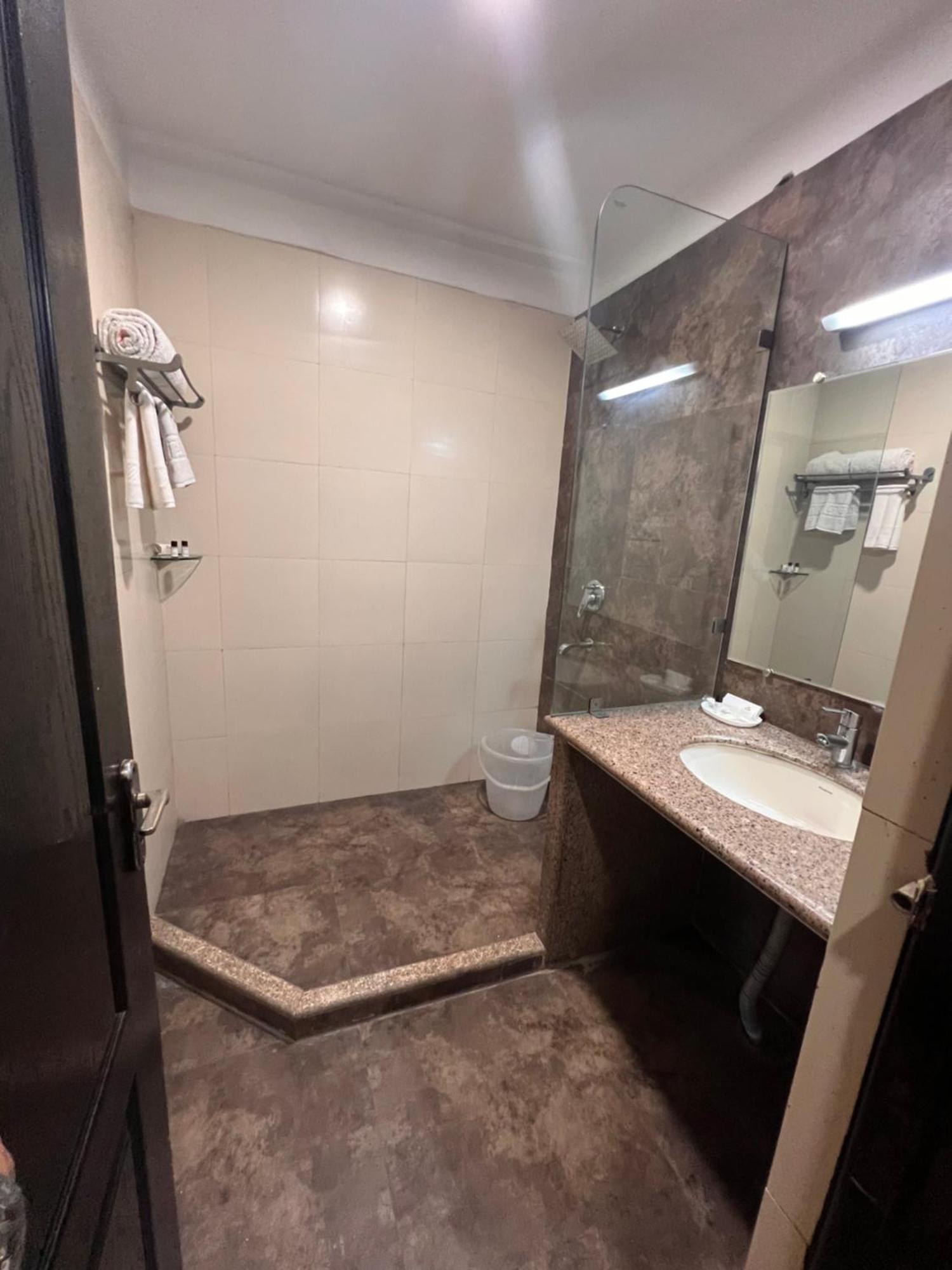 Hotel Sb Castle Kanpur Zewnętrze zdjęcie