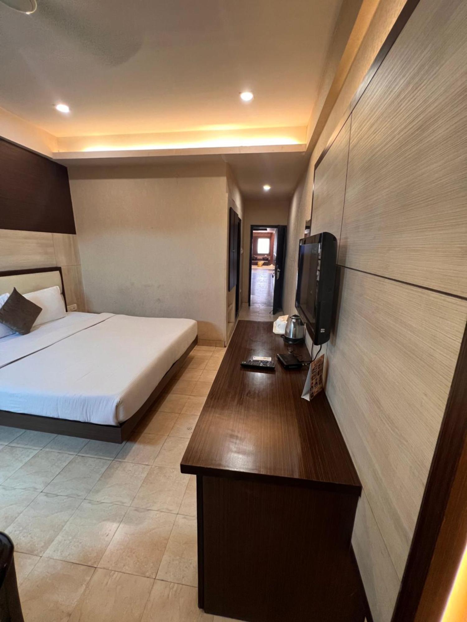 Hotel Sb Castle Kanpur Zewnętrze zdjęcie