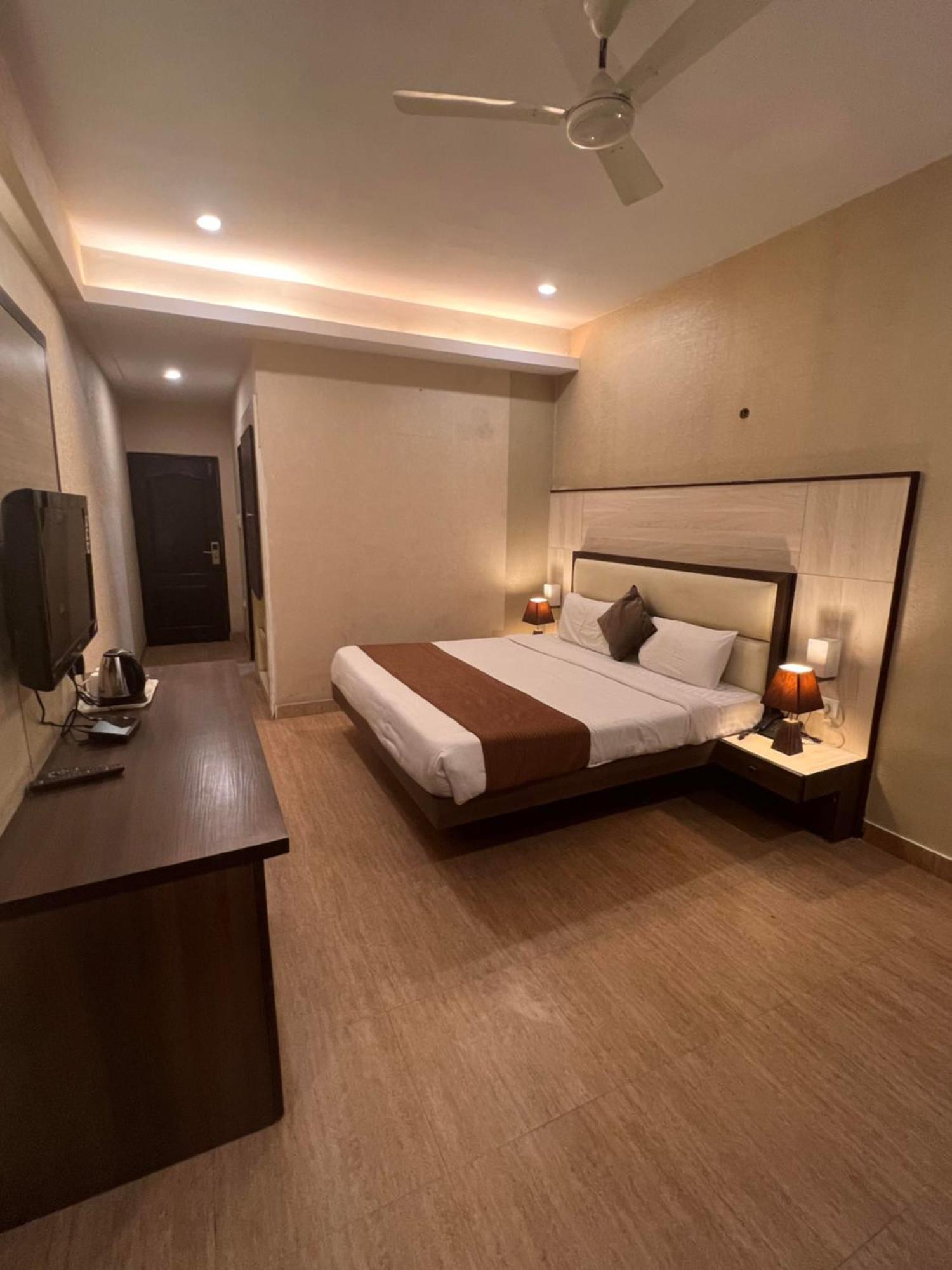 Hotel Sb Castle Kanpur Zewnętrze zdjęcie