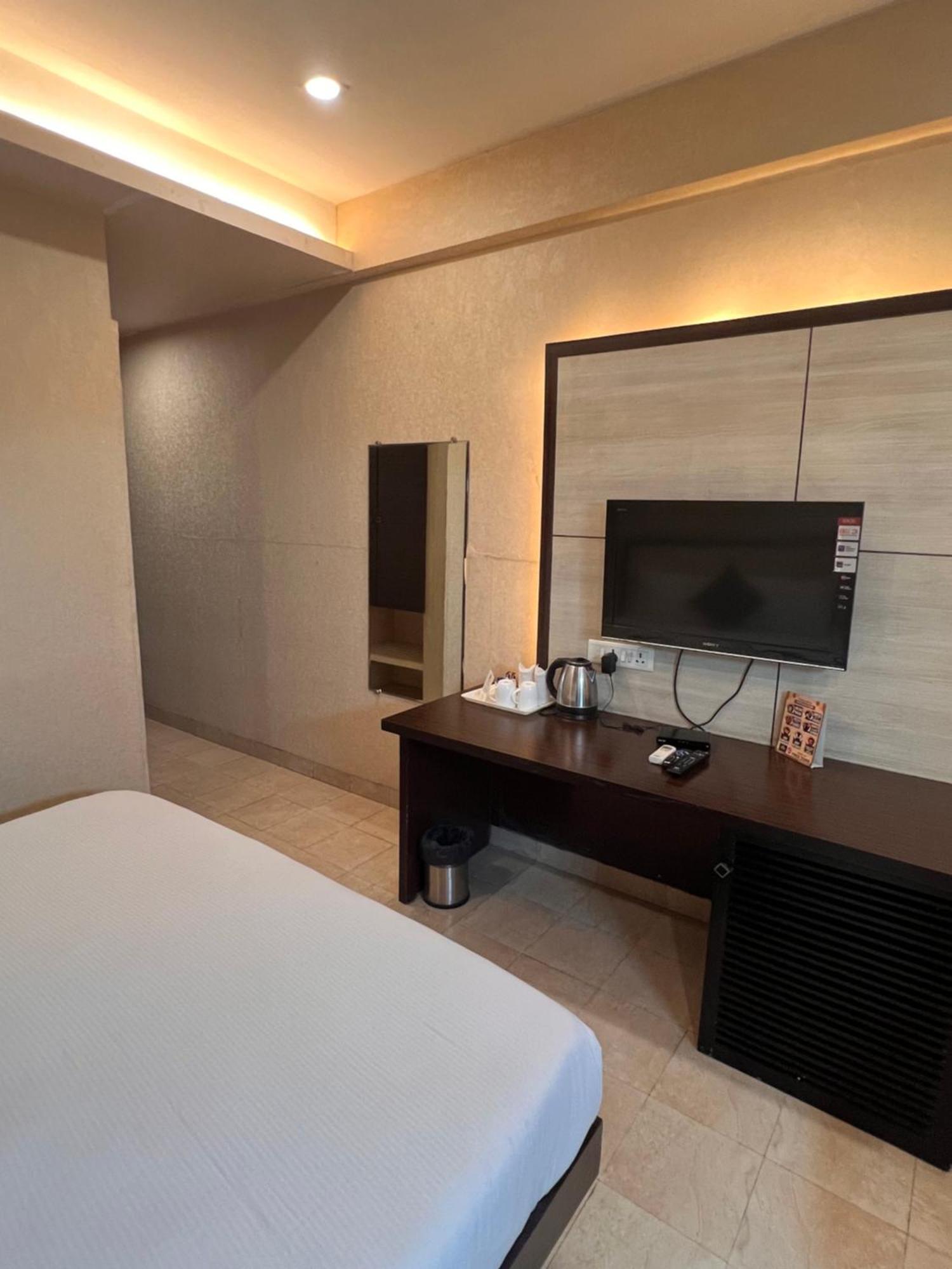 Hotel Sb Castle Kanpur Zewnętrze zdjęcie
